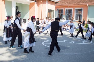 K1024_2. Παραδοσιακές στολές-χοροί (4)